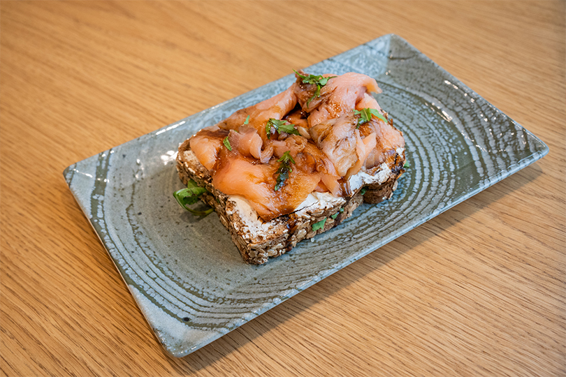 Ανοιχτό Σάντουιτς με Καπνιστό Σολομό