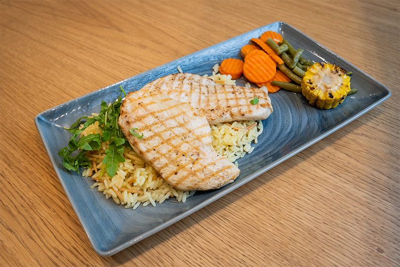 Φιλετάκια Κοτόπουλου Στη Σχάρα με Μπρόκολο Ατμού και Συνοδευτικό