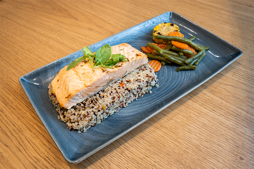 Φιλέτο Σολομού με Mπρόκολο Ατμού και Συνοδευτικό