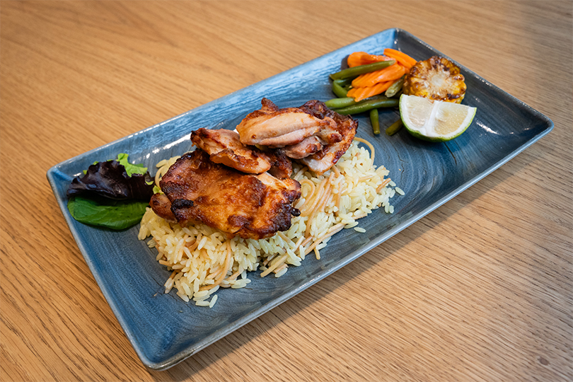 Πόδια Κοτόπουλου με Λαχανικά και Συνοδευτικό