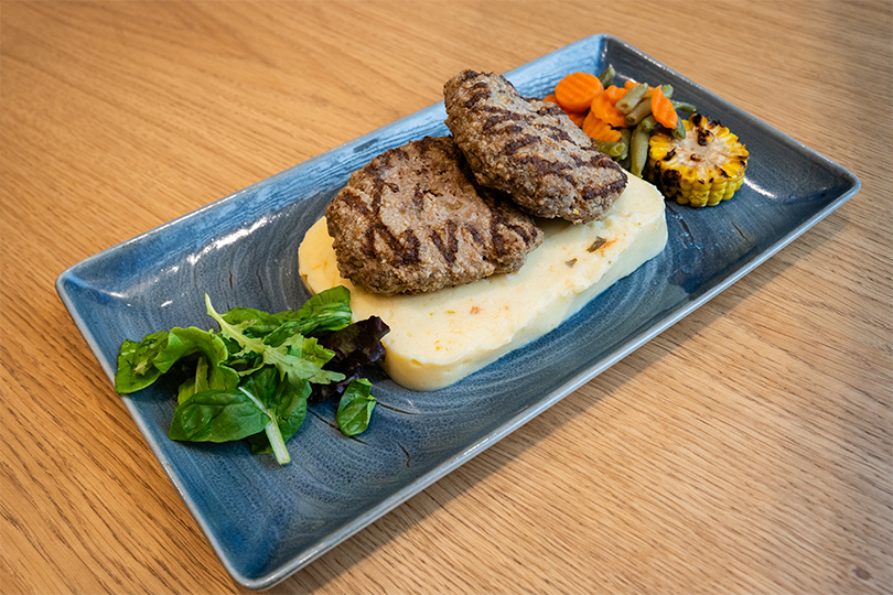 Σπιτικά Μπιφτέκια Βοδινού με Λαχανικά, Καραμελωμένο Κρεμμύδι και συνοδευτικό