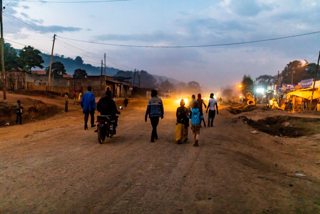 people_dusty_road